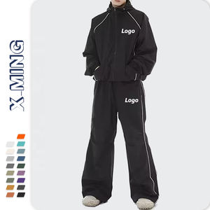 Streetwear Jogging Costume Survêtement Unisexe <span class=keywords><strong>2</strong></span> Pièces Ensemble Nylon Coupe-Vent Personnalisé Polyester Ligne Réfléchissante logo Sportswear Suit - Product Image 1