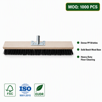 Brosse de sol robuste à poils en PP densité 60 cm, base en bois de hêtre, manche à emboîtement métallique, pour nettoyage intensif
