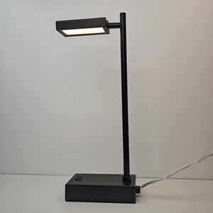 Chambre Hampton Inn Hilton <span class=keywords><strong>Kinetic</strong></span> Scheme Studio avec bureau LED rotatif en fer noir alimenté par courant alternatif, 1 lit king-size, 2 lits queen-size, et table de lecture - Product Image 4