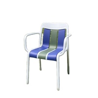 Chaise empilable moderne en plastique PP imperméable avec accoudoirs pour l'extérieur, la piscine, la terrasse, le jardin, la salle à manger et la détente