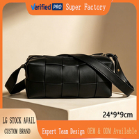 Sacs à main en cuir PU tressé personnalisés en gros, vente directe d'usine, faible MOQ, sacs à bandoulière pour femmes, sacs fourre-tout tressés tendance, fournisseur chinois