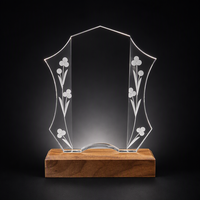 Trophée personnalisé en cristal avec base multiple en bois et plaque en verre gravée pour la reconnaissance d'entreprise et la reconnaissance des employés
