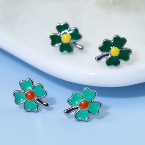 Pendientes de botón de resina esmaltada de acero inoxidable con diseño de flor, fresa y trébol de 8.5mm, bonitos, para mujer, joyería al por mayor a granel - Product Image 2