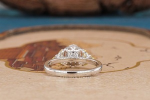 Elegante Anillo de Diamantes con Piedra Lateral en Forma de Flor Ovalada, Joyería Hecha a Mano, Diamantes Brillantes, Diseño Atemporal, Perfecto para Fiestas - Product Image 3