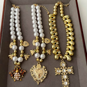 Elegante <span class=keywords><strong>Collana</strong></span> <span class=keywords><strong>con</strong></span> Perle e Perline Metalliche <span class=keywords><strong>con</strong></span> Ciondoli Simbolici tra cui <span class=keywords><strong>Coccinella</strong></span>, Cuore e Croce <span class=keywords><strong>con</strong></span> Zirconi Scintillanti - Product Image 2