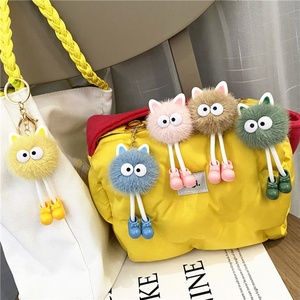 Porte-clés en peluche petite boule de charbon, doux, écologique, durable, design mignon de dessin animé, pendentif pour sac de femme, porte-clés de voiture, cadeau - Product Image 1