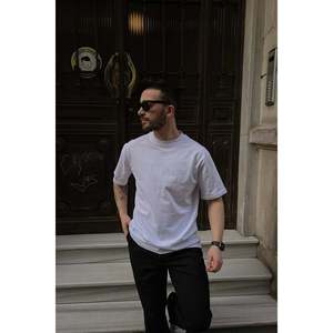 T-shirt blanc de créateur avec inscription complexe au dos, tissu épais 250 GSM compressé et imprimé à l'écran - Product Image 1