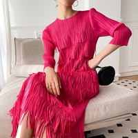 Robe de soirée plissée ample et décontractée à col rond et franges, couleur unie, longueur ras du sol, effet métallique, style Miyake, collection 2023, offre spéciale
