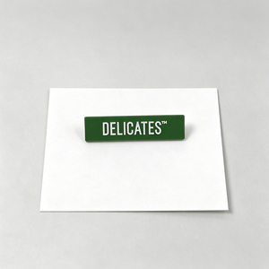 Plaques de Marque Minimalistes en Alliage de Zinc Plaqué Or avec Logo en Relief pour Sacs à Main et Accessoires Vestimentaires - Product Image 1