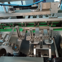Machine de conditionnement automatique de boîte entraînée par moteur de papier en plastique pour le cartonnage de nourriture de barre de protéine de chocolat de gaufrette