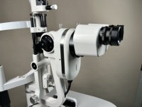 Lampe à fente de diagnostic optique avec solution d'imagerie numérique intégrée et table