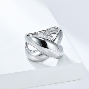 Anillo hueco de acero inoxidable estilo urbano, anillo irregular de oro de 18k, único y versátil, joyería unisex. - Product Image 4