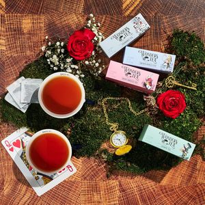 Il <span class=keywords><strong>Set</strong></span> di confezioni a forma di libro di Alice Adventures Wonderland comprende 2 tazze di ceramica 32 bustine di tè nero tè verde alle erbe <span class=keywords><strong>Set</strong></span> da tè - Product Image 3