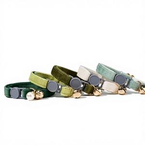 Ensemble de clochettes pour chat en velours personnalisé, ensemble de laisse pour chaton personnalisé, collier personnalisé pour chiot avec nœud papillon pour Noël - Product Image 1