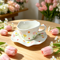 Cangkir Kopi Keramik Bergelombang Buatan Tangan dan Piring 200ml Set Cangkir Teh Motif Bunga Tidak Beraturan untuk Sarapan di Rumah