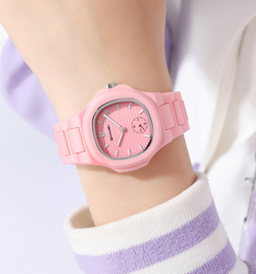 นาฬิกาข้อมือผู้หญิง ABS น้ำหนักเบา ดีไซน์เรซิ่นสปอร์ต สีพาสเทลสดใส ปรับแต่งได้ พร้อมโลโก้แบรนด์ที่สามารถปรับแต่งได้ - Product Image 2