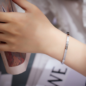 Fabricants de bijoux en acier inoxydable Bords Bracelet en métal gravé pour femmes - Product Image 1