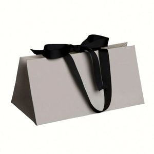 ถุงกระดาษช้อปปิ้งแบบมีหูหิ้วริบบิ้นหรูหราสั่งทำพิเศษ ถุงของขวัญกระดาษพิมพ์ลายตามสั่งพร้อมโลโก้ของคุณเอง - Product Image 3