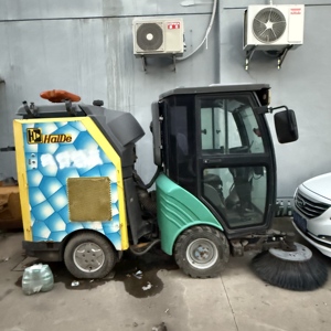 Balayeuse routière d'occasion Haide S16 avec cabine complète climatisée, moteur diesel, pour le nettoyage des rues, des usines et des parcs. - Product Image 2