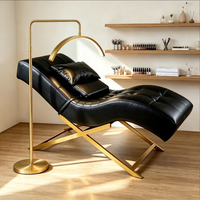 Table de massage de luxe avec cadre doré et design incurvé, lit de salon réglable et pliable pour salons de beauté et spas
