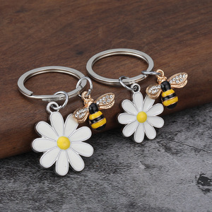 Llavero de abeja y flor, colgante de metal con diseño de insecto y margarita, adorno para bolso, regalo al por mayor para llaves de coche, suministro de fábrica - Product Image 1
