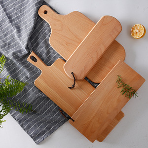 Planche à découper rectangulaire en bois de hêtre massif avec poignée pour la préparation des aliments en cuisine - Product Image 3
