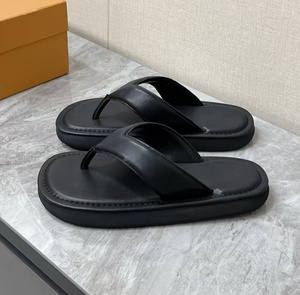 Tongs de plage antidérapantes de luxe pour hommes, en cuir de vachette souple, à semelle épaisse et en V, idéales pour l'été - Product Image 2