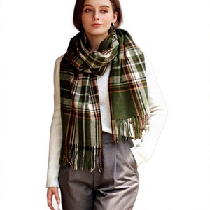 Écharpe en cachemire imitation à carreaux, châle chaud et épais en tricot pour femme avec pompons, idéal pour les fêtes d'hiver en extérieur - Product Image 4