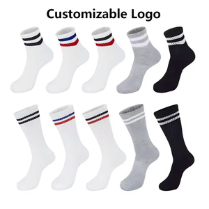 Chaussettes de sport rétro à deux bandes avec logo personnalisé de haute qualité, en mélange de coton respirant et confortable, idéales pour les tenues décontractées et les équipes. - Product Image 6