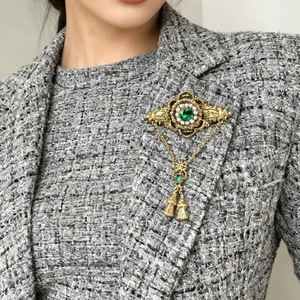 Broche de luxe Bella Viva avec détail chaîne, idéale pour costume, manteau, robe, invité de <span class=keywords><strong>mariage</strong></span>, banquet et tenue quotidienne - Product Image 6