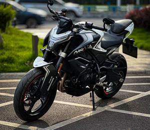 <span class=keywords><strong>Moto</strong></span> <span class=keywords><strong>sportive</strong></span> abordable 450NK - 50,5 CV de puissance, prix compétitif par rapport aux modèles japonais - Product Image 2