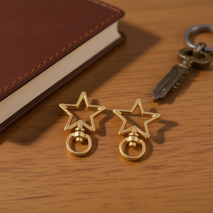 Portachiavi Ilan Star 25x35mm in Metallo Dorato, Set da 2 Pezzi, Accessorio di Moda - Product Image 2