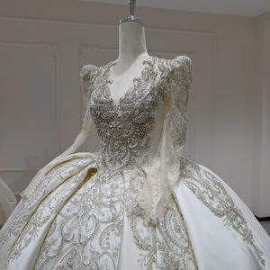 Vestido de Novia Moderno y Elegante con Cuello en V, Apliques de Encaje Floral y Satén, con Cola de Capilla para Mujer, Modelo XX65 - Product Image 5