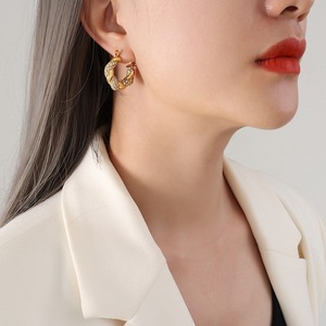 18K vàng thép không gỉ Zirconia Hoop Bông tai của phụ nữ đồ trang sức Xoắn chuỗi bông tai thời trang Chunky Xoắn Hoop Bông tai - Product Image 3