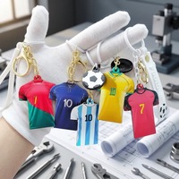 Fußballtrikot Metall-Schlüsselanhänger 3D Fußballshirt Schlüsselring mit Spielernummer Schlüsselanhänger-Set mit Handschlaufe für Team-Fans Souvenir Geschenk