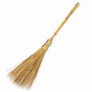 Escoba Tradicional de Coco para Jardín con Palo de Palma Natural, Escoba para Limpieza Exterior con Mango de Bambú, Hecha en Indonesia - Product Image 6