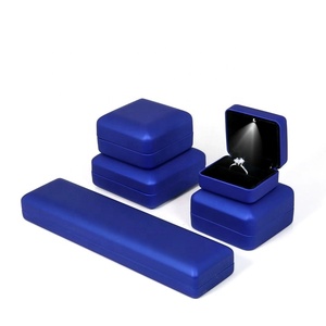Boîte d'emballage carrée en cuir PU EVERWIN avec lumière LED pour bracelet, étui de rangement pour bijoux, coffret cadeau élégant pour bracelet et collier - Product Image 3