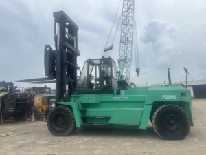 รถยกมิตซูบิชิ FD300 มือสอง ขนาด 30 ตัน เครื่องยนต์ดีเซล สำหรับงานหนัก นำเข้าจากญี่ปุ่นแท้ เหมาะสำหรับยกตู้คอนเทนเนอร์ ใช้ในท่าเรือ - Product Image 1