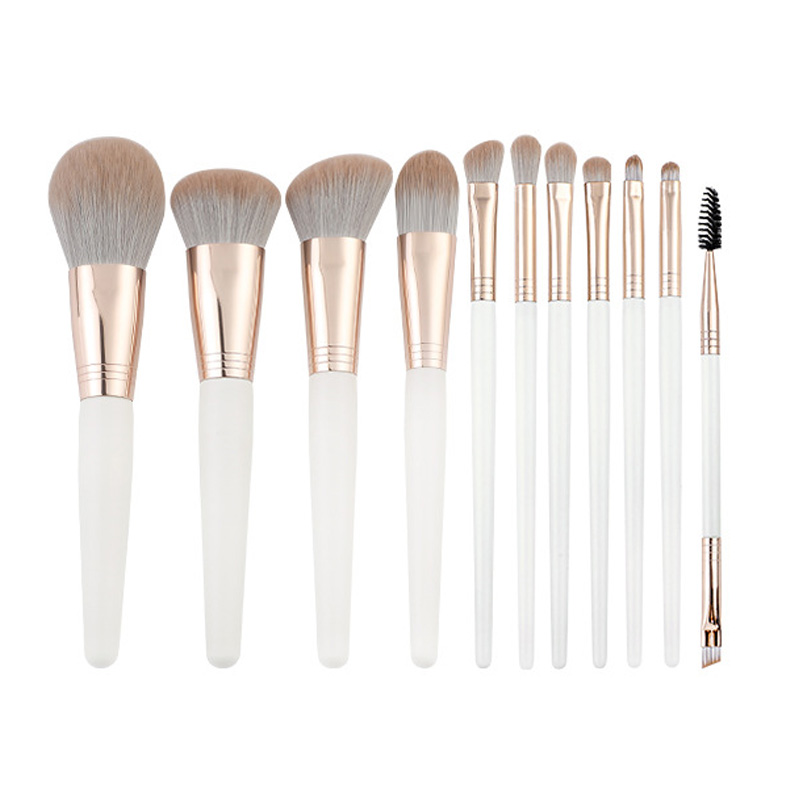 Ensemble de pinceaux de maquillage blancs