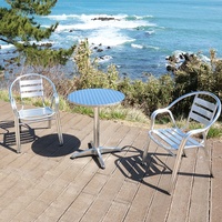 Chaises empilables avec accoudoirs et triple lattes Faux Teak Backs chaises de salle à manger en métal empilables Chaise empilable de restaurant en métal argenté