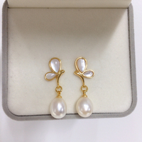 SHDIYAYUN 2025 Nouvelles boucles d'oreilles pour femmes plaquées or 14 carats avec perles d'eau douce, design papillon en coquillage naturel, cadeau