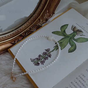 สร้อยคอโชคเกอร์ประดับดอกกุหลาบสีขาวและไข่มุกธรรมชาติ ดีไซน์เก๋ไก๋สำหรับผู้หญิง - Product Image 5