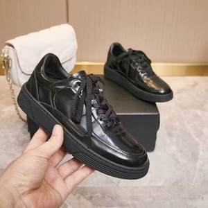 รองเท้าหนังดีไซน์หรูรุ่นใหม่ปี 2025 รองเท้าผ้าใบลำลองผู้ชายคุณภาพสูง รองเท้าลำลองผู้หญิงสไตล์วิ่งเดิน - Product Image 2