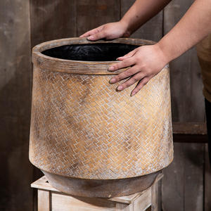 <span class=keywords><strong>Maceta</strong></span> de Arcilla Moldeada Estilo Mimbre de Bambú Extra Grande para Uso <span class=keywords><strong>en</strong></span> Interiores/Exteriores con Follaje Artificial de <span class=keywords><strong>Nandina</strong></span> y Eucalipto - Product Image 2
