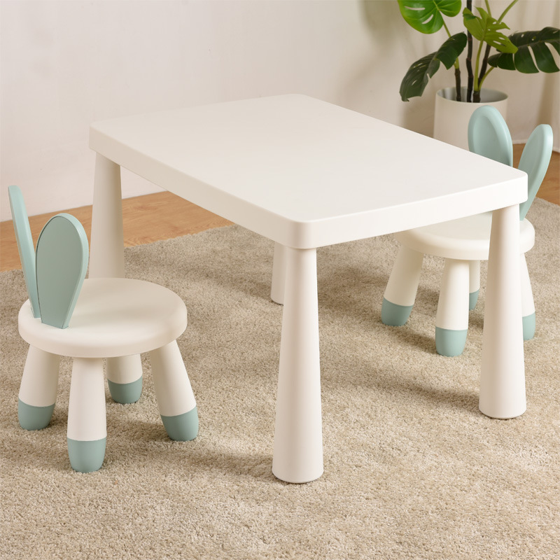 โต๊ะสีขาว เก้าอี้กระต่ายสีเขียว 2 ตัว และแผ่นกันลื่น