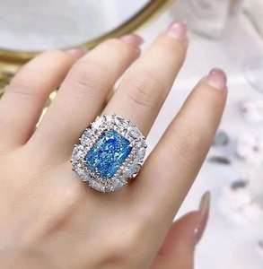 Anello di fidanzamento SGARIT personalizzato con gioielli raffinati in oro 18 carati e diamante blu fantasia da 7,010 carati, anello con gemma naturale - Product Image 4