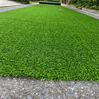 GardenKraft Mini Rouleau de Gazon Artificiel / Densité de 20 mm / Couleur Vert Clair / Gazon Artificiel Résistant aux UV / Pour Chiens et Animaux Domestiques