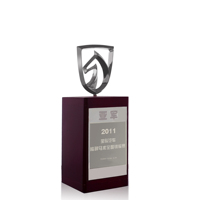Trophée Équestre en Métal Plaqué Argent avec Tête de Cheval en Bois, Technique de Moulage 3D, Impression UV, Logo Personnalisé, Base Rectangulaire