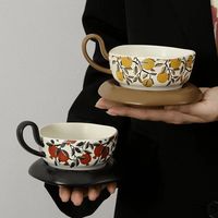 Tasse à café en céramique vintage du milieu du siècle avec soucoupe, motif de fruits peint à la main, ensemble de tasses à café en céramique irrégulières pour le thé de l'après-midi