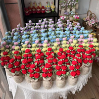 Charmant bouquet de fleurs de roses au crochet avec vase fleurs artificielles en fil de laine tricoté à la main pour la décoration intérieure et l'idée de cadeau